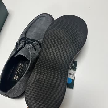 Farklı Renklerde Ayakkabı Ve Kalitesiz Ürün Teslimatı