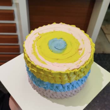 Kiper Pastanesi'nde Hayal Kırıklığı: Doğum Günü Pastası Krizi