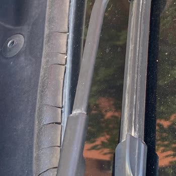 BMW 116'nın Ön Cam Fitili Su Alıyor, Servis Değişim Yapmıyor