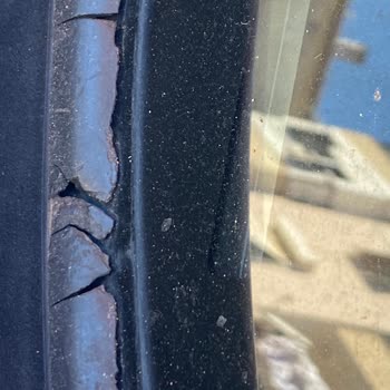 BMW 116'nın Ön Cam Fitili Su Alıyor, Servis Değişim Yapmıyor