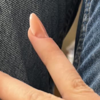 Tuğba Yeşilova Güzellik Salonunda Protez Tırnak Kabusu