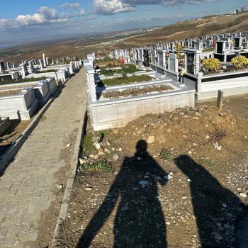 Büyükçekmece Mezarlıkta Çamur Çilesi