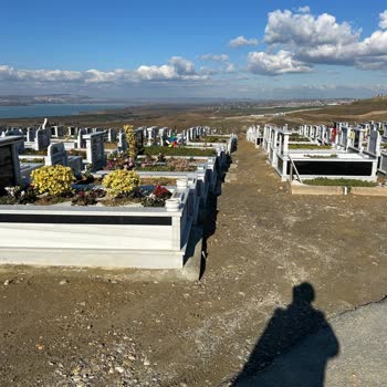 Büyükçekmece Mezarlıkta Çamur Çilesi