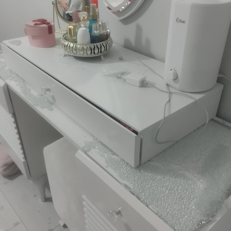 Patlayan Cam Makyaj Masası Şoku