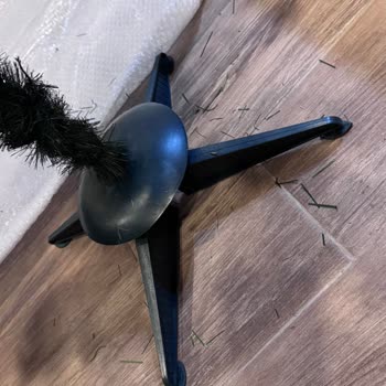 İstenen Çam Ağacı Yerine Plastik Ayaklı Seyrek Ağaç Geldi