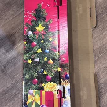 İstenen Çam Ağacı Yerine Plastik Ayaklı Seyrek Ağaç Geldi