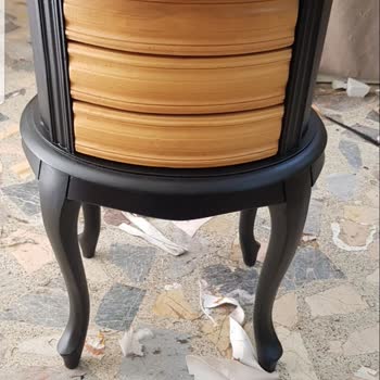 Kırık Sehpa Ve Çözümsüz Bekleyiş