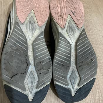 Skechers Ayakkabının Tabanı Kum Gibi Döküldü!