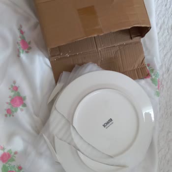 Kırık Yemek Takımı Ve Yetersiz Müşteri Hizmeti