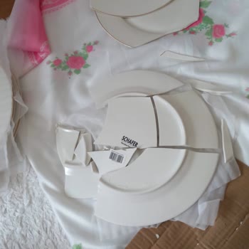 Kırık Yemek Takımı Ve Yetersiz Müşteri Hizmeti