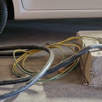 Migros Otoparkında Tehlikeli Elektrik Kabloları