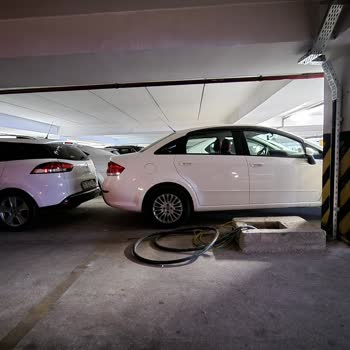 Migros Otoparkında Tehlikeli Elektrik Kabloları