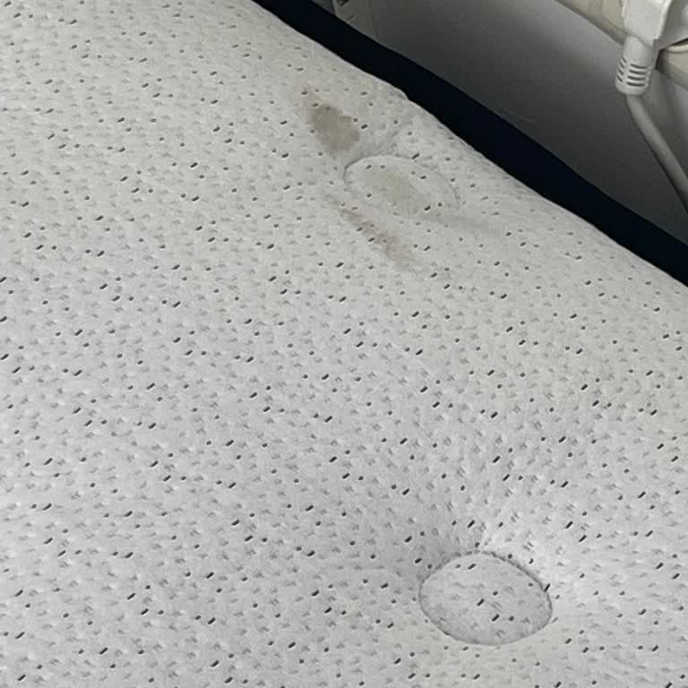 Yatsan'dan Aldığım Yatak Kirli Ve Özensiz Geldi