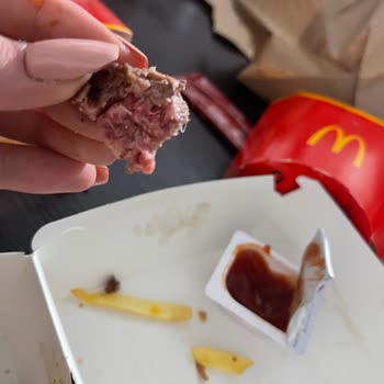 McDonald's Siparişimde Çiğ Et Ve Eksik Sos Şoku
