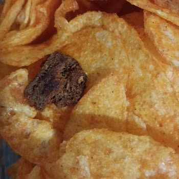 Lays: грязь в упаковке чипсов