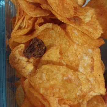 Lays: грязь в упаковке чипсов