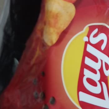 Lays: грязь в упаковке чипсов