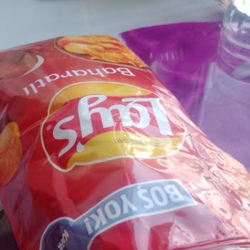 Lays живой червь в пачке чипсов