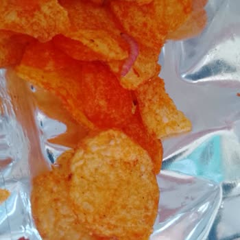 Lays живой червь в пачке чипсов