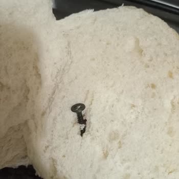 Hamburger Ekmeğinden Çıkan Vida Şoku