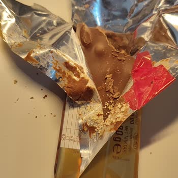 Açık Paket Ve Plastik Parça İle Hayal Kırıklığı
