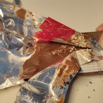 Açık Paket Ve Plastik Parça İle Hayal Kırıklığı