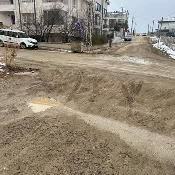 Taşpınar Mahallesi Yollarında Araçlar Tehlikede!