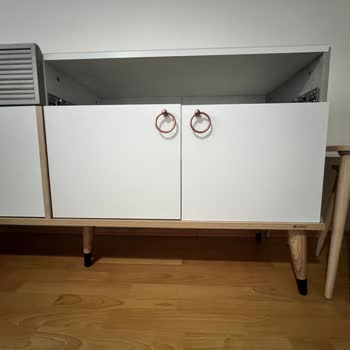 Hasarlı Mobilyalar Ve Yavaş Onarım Süreci