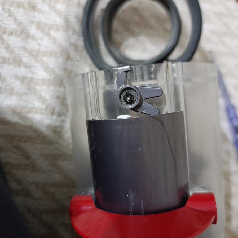 Dyson V12 Absolute Dustbin Latch Cracked After Just Two Years