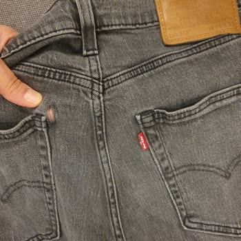 Levi's джинсы порвались после минимального использования