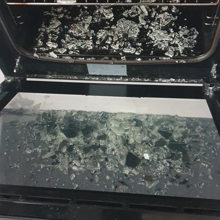 Simfer Fırının Camı Patladı, Güvenlik Tehlikesi