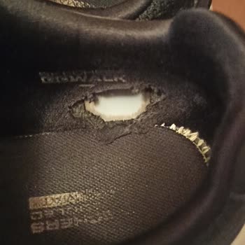 Yüksek Fiyatlı Sneaker'larda Hızlı Yırtılma Sorunu