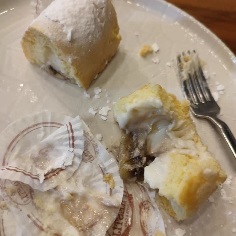 Çürük Meyveli Pasta Ve İlgisiz Hizmet