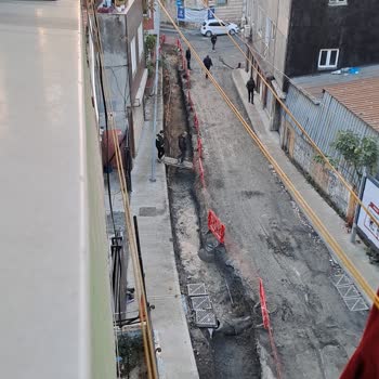 Beyoğlu'nda Bitmeyen Yol Çalışmaları Ve Elektrik Kesintileri