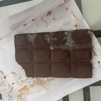 Küflenmiş Çikolata Şoku: Zincir Marketlerin Güvenilirliği Sorgulanıyor