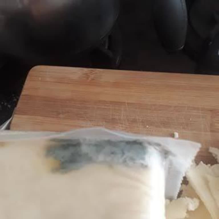 Küflenen Tost Peyniri Ve İlgisiz Mağaza