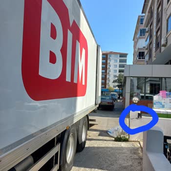 BİM Kamyonu Garaj Duvarını Kırdı, Çözüm Yok