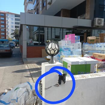 BİM Kamyonu Garaj Duvarını Kırdı, Çözüm Yok