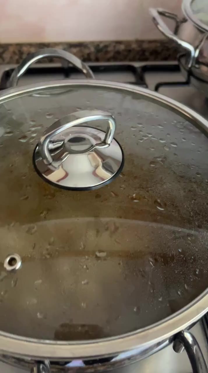 Karaca-Topfset macht ungewöhnliche Geräusche beim Kochen und enttäuscht Videovorschaubild
