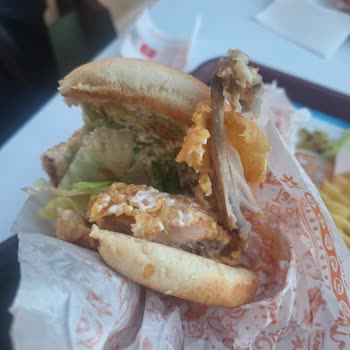 Popeyes'ta Dikkatsizlik: Sandviçte Kemikli Tavuk Sürprizi