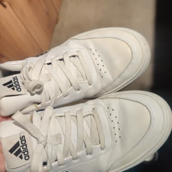 Adidas Ayakkabıda Beklenmeyen Sararma Sorunu