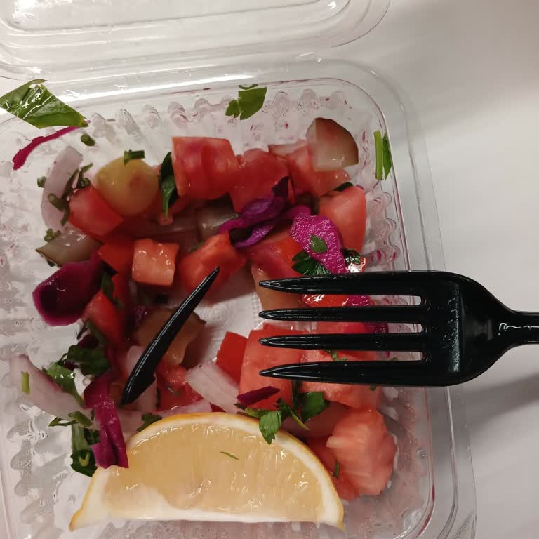 Salatadan Çıkan Plastik Çatal Parçası