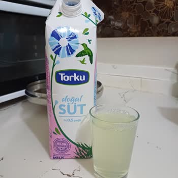 Tarihi Geçmemiş Süt Paketi Şişmiş Ve Bozulmuş