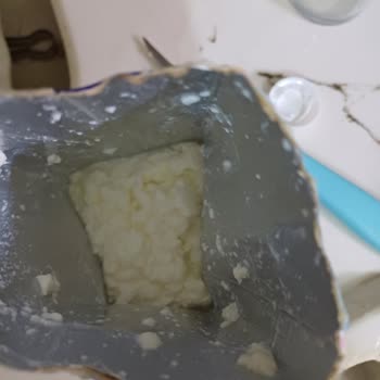 Tarihi Geçmemiş Süt Paketi Şişmiş Ve Bozulmuş