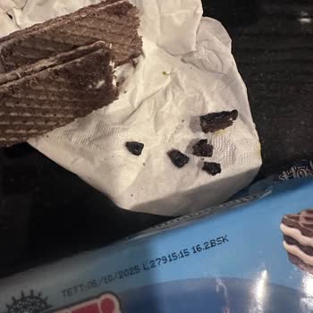 Hoşbeş Gofret İçinden Çıkan Tehlikeli Parçalar Şaşkınlık Yarattı