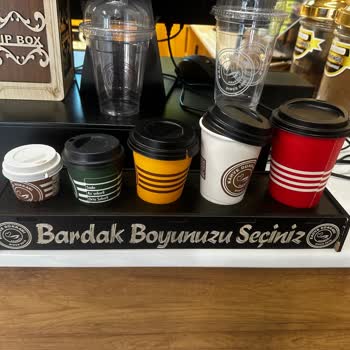 Kahve Dükkanında Yanıltıcı Bardak Boyutları