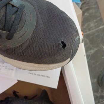 Adidas Ayakkabıda Beklenmedik Yırtılma Sorunu
