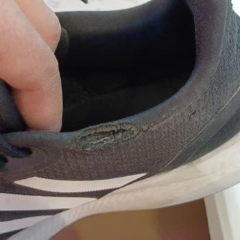 Adidas Ayakkabıda Beklenmedik Yırtılma Sorunu