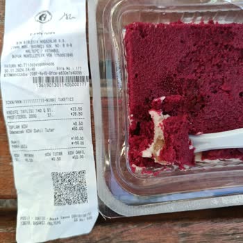 Kadife Tatlısının İçinden Çıkan Şaşırtıcı Madde