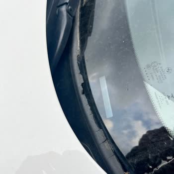 BMW Ön Cam Fitilindeki Çatlaklar Marka İtibarını Zedeliyor